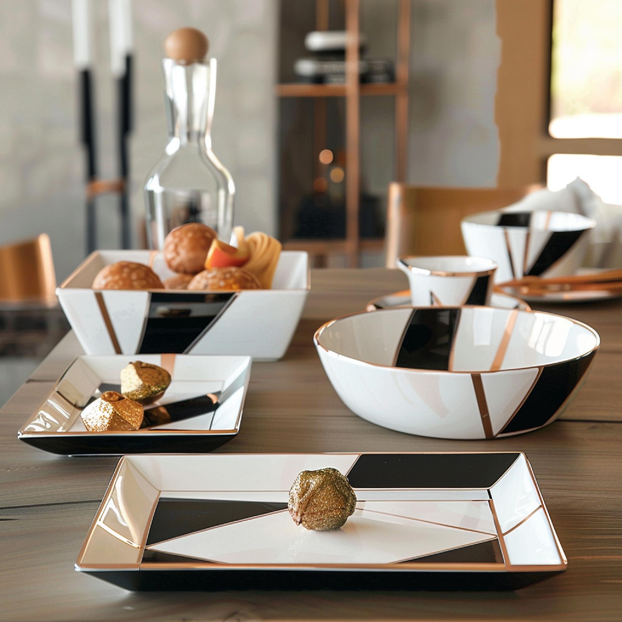 Tavola elegante con piatti gourmet preparati in corso