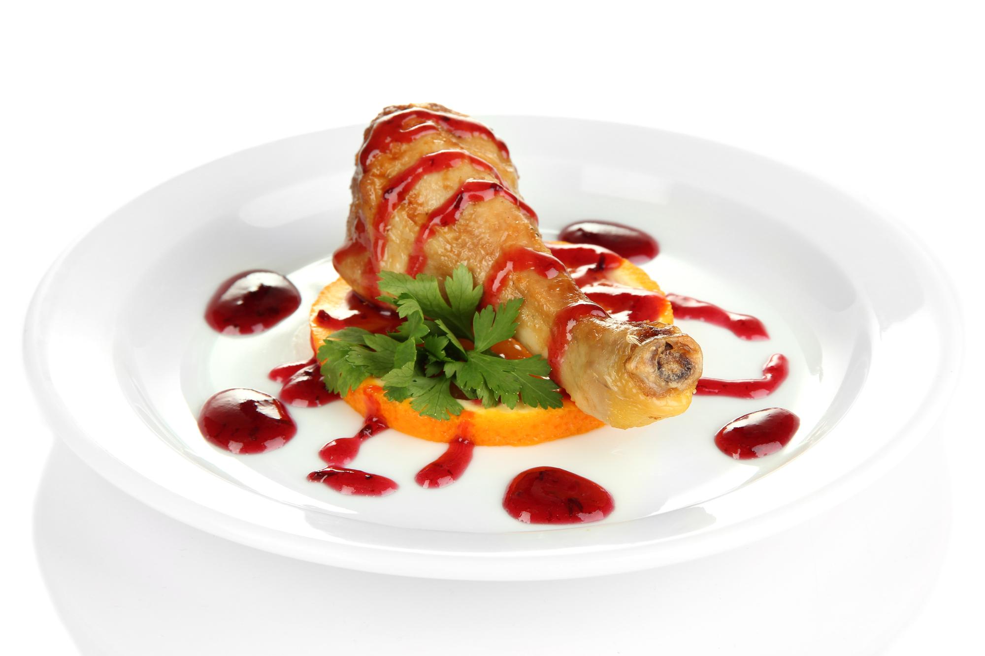 Piatto principale elegante con salsa lucida